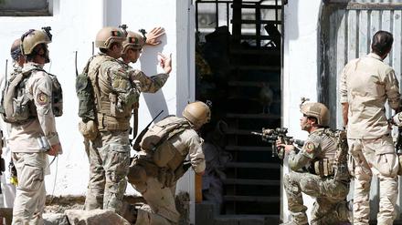 Attacke auf Moschee: Afghanische Soldaten am Ort des Anschlags in Kabul