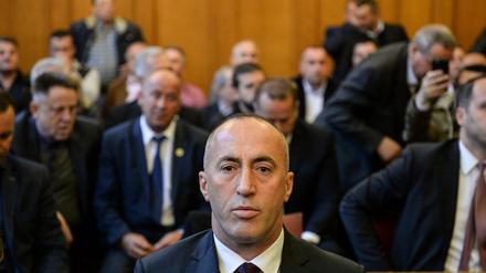 Erst albanischer Milizionär, dann US-Verbündeter und Premier. Im April 2017 vor einem französischen Gericht (Foto) und ab heute wieder Regierungschef in in Kosovo: Ramush Haradinaj