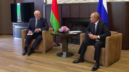 Der belarussische Machthaber Alexander Lukaschenko macht sich beim Treffen mit Wladimir Putin Notizen. in Sochi on September 14, 2020. (Photo by Handout / Russian Presidential Executive Office / AFP) / RESTRICTED TO EDITORIAL USE - MANDATORY CREDIT "" - NO MARKETING - NO ADVERTISING CAMPAIGNS - DISTRIBUTED AS A SERVICE TO CLIENTS