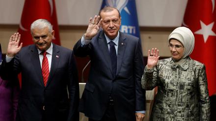 Präsident Recep Tayyip Erdogan (Mitte) trat nach der Annahme des Präsidialsystems wieder in die regierende AKP-Partei ein.