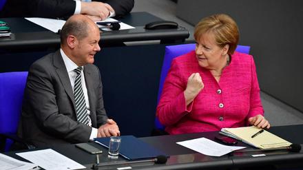 Kraftprobe gefällig? Olaf Scholz und Angela Merkel. 