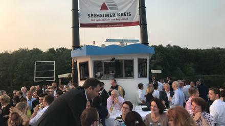 SPD-Generalsekretär Lars Klingbeil unterhält sich mit Seeheimern auf dem Wannsee.