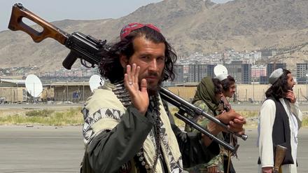 Nach dem Abzug der USA übernahmen die Taliban das Flugfeld von Kabul. 