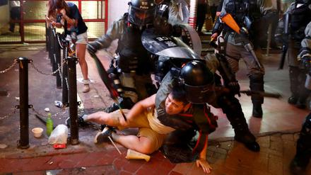 Protest in Hongkong: Polizisten gehen gegen einen Demonstranten vor. 