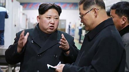Immer wieder Drohgebärden: Nordkoreas Machthaber Kim Jong Un (hier bei einem Firmenbesuch Mitte November).