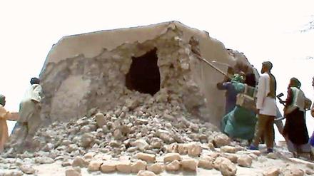 Zerstörungswerk. Islamisten zerstören mit Spitzhacken und Schaufeln muslimische Heiligtümer in der Wüstenstadt Timbuktu. Das Foto stammt aus einer Videoaufnahme eines Zeugen. 