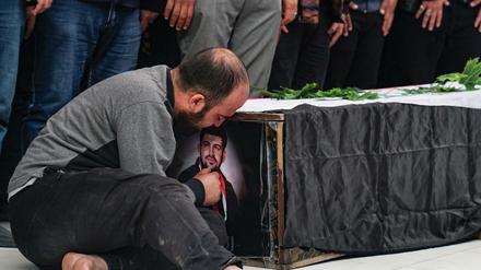 Einer der getöteten Demonstranten wird in Bagdad beigesetzt.