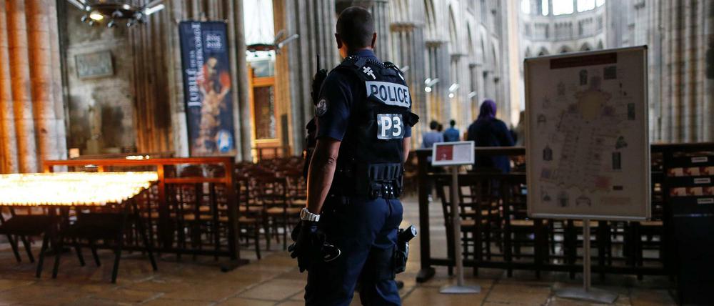 Messe unter Polizeischutz in Rouen, Frankreich. 