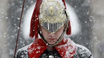 Ein Mitglied des Gardekavallerieregiments trotzt im Londoner Regierungsbezirk Whitehall dem Schneetreiben.