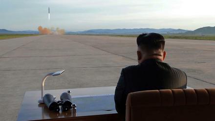 Die Atomverhandlungen mit den USA sind ins Stocken geraten - und Kim Jong Un provoziert erneut mit einem Raketentest.