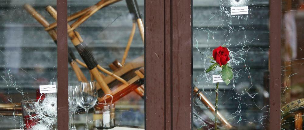 Spuren des Terrors. Fünf Gäste kamen bei den islamistischen Anschlägen in Paris am 13. November im Café Bonne Bière ums Leben. 