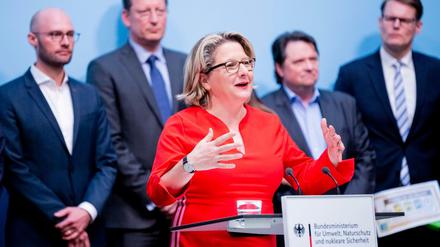 Bundesumweltministerin Svenja Schulze (SPD) spricht bei einem Pressestatement über das Thema umweltfreundlichere Verpackungen.