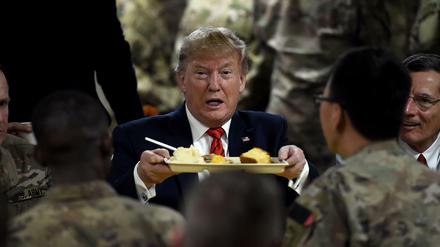 Zu Thanksgiving besuchte Donald Trump US-Soldaten auf dem Truppenstützpunkt Bagram. Anschließend servierte der Präsident ihnen den traditionellen Truthahn.