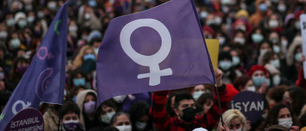 Am Samstag demonstrierten auch in Istanbul zahlreiche Menschen gegen den Austritt der Türkei aus der Frauenrechts-Konvention. 
