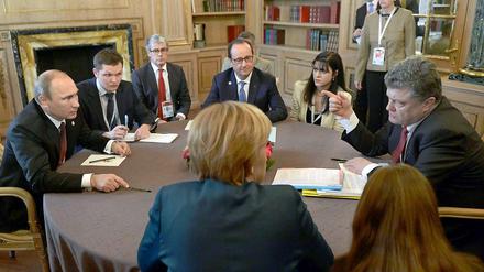 Poroschenko und Putin bei Gipfelgesprächen in Mailand.