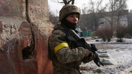 Ein ukrainischer Soldat bewacht seine Stellung in Mariupol. Archivbild von Mitte März.