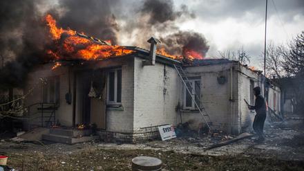 Ein Haus brennt nach dem Beschuss der Stadt Irpin, westlich von Kiew.
