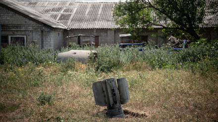 Überreste einer Rakete stecken in der Nähe eines Bauernhofs im Dorf Majaky am Stadtrand von Slowjansk im Boden.
