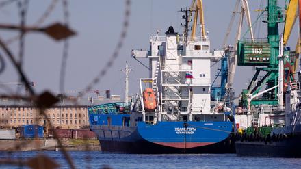 Das Frachtschiff «Cholmogori» nimmt denFrachttransport zwischen St. Petersburg und der russischen Ostsee-Exklave Kaliningrad auf.