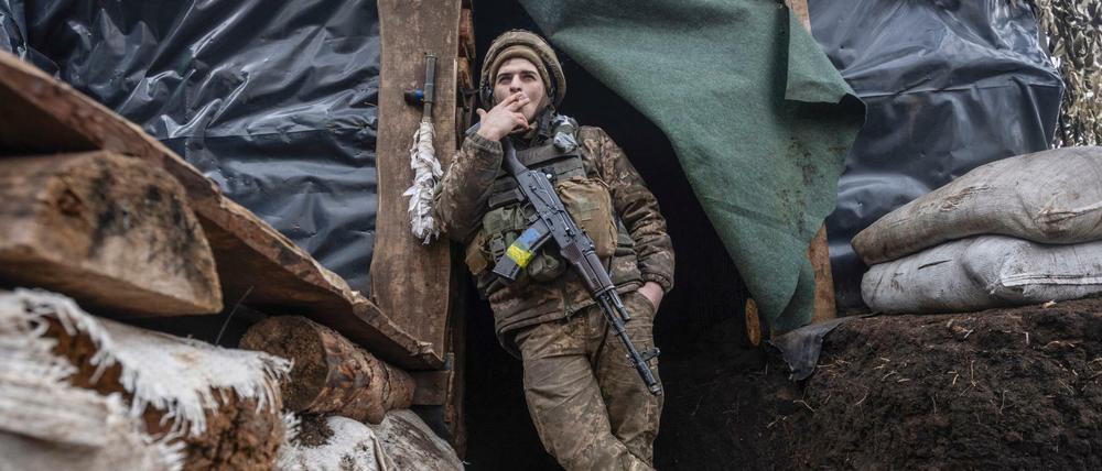 Ein ukrainischer Soldat in einem Schützengraben an der Trennlinie zu den pro-russischen Rebellen in der Region Donezk