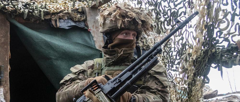 Ein ukrainischer Soldat steht an der Trennlinie zu pro-russischen Rebellen in der Region Donezk. 