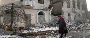 Folgen des Krieges. Eine ältere Frau läuft durch die Ruinen der Stadt Vuhlehirsk nahe Donesk. Die meisten Orte im Osten sind stark zerstört.