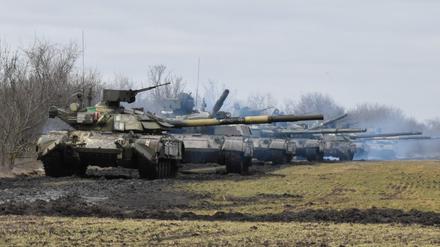 Ukrainische Panzer im April 2021 nahe der Grenze zur annektierten Krim. 