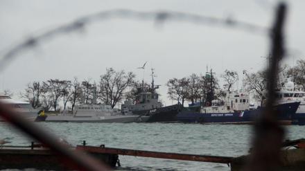 Die drei von Russland aufgebrachten ukrainischen Marineschiffe (links) im Hafen von Kertsch. 
