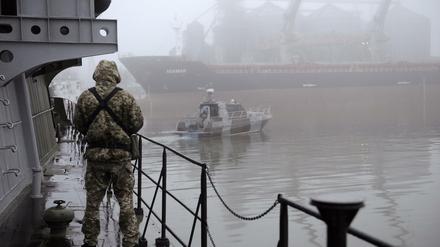 Ein ukrainischer Soldat steht im Hafen von Mariupol.