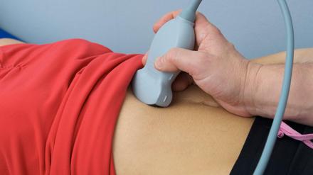 Ultraschall-Untersuchung einer Schwangeren: Die Trisomie-Bluttests könnten bald eine Routineleistung sein. 