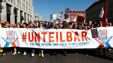 Teilnehmer der #Unteilbar-Demonstration in Berlin 