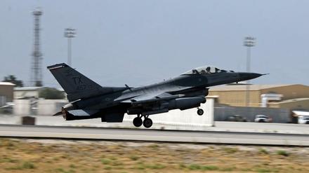 Ein F-16-Kampfjet der US-Luftwaffe startet von der Basis Bagram in Afghanistan.