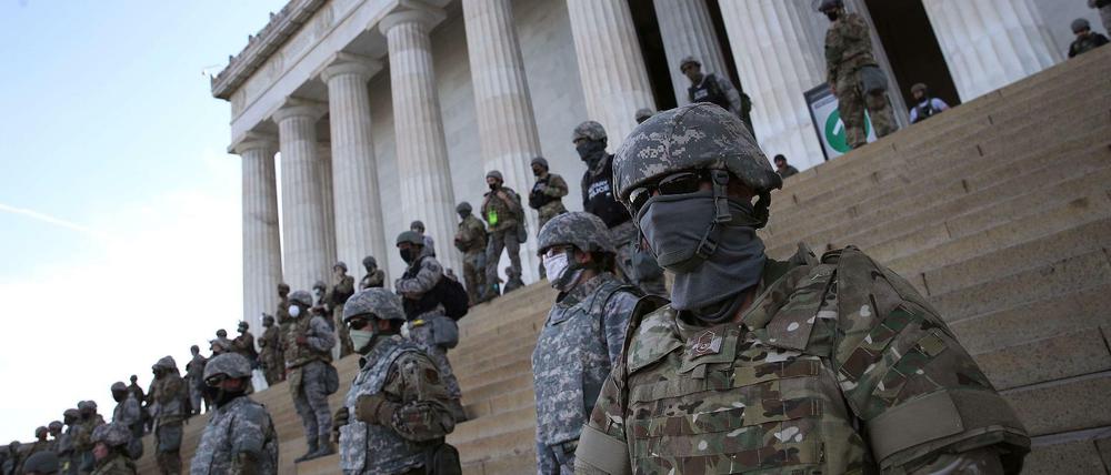 Wie im Film mutet die Szenerie vor dem Lincoln Memorial in Washington an – das Militär ist allerdings real. 