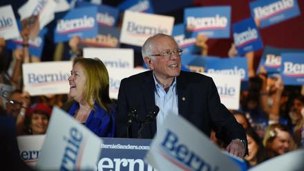 Vor Anhängern im texanischen San Antonio feiert Bernie Sanders sein Abschneiden in Nevada.