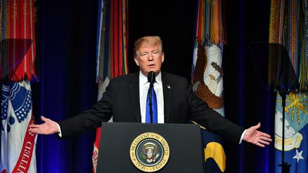 Donald Trump stellt im Pentagon die neue US-Strategie zur Raketenabwehr vor.