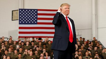 Geste der Entschlossenheit. US-Präsident Donald Trump spricht vor dem Marine-Corps in San Diego. 