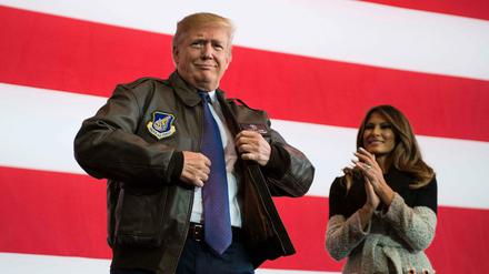 Donald und Melania Trump bei einem Auftritt vor US-Soldaten auf der Yokota-Luftwaffenbasis in Tokio.