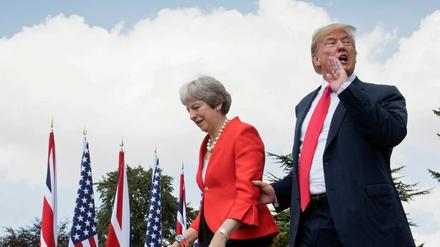 US-Präsident Donald Trump begleitet die britisches Premierministerin Theresa May.