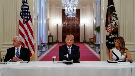 US-Präsident Donald Trump mit seiner Frau Melania und Vizepräsident Mike Pence am Dienstag im East Room des Weißen Hauses. 