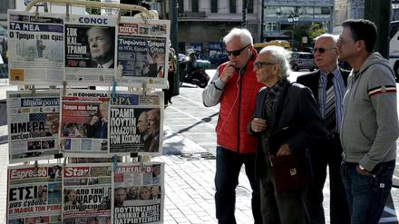 Menschen in Athen lesen die Schlagzeilen der Zeitungen nach der US-Wahl.