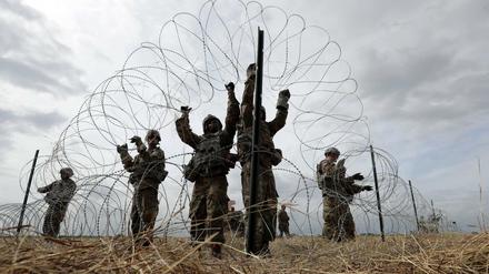US-Soldaten errichten einen Stacheldrahtzaun in der Nähe der Grenze zu Mexiko. 