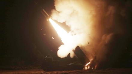 Eine Rakete des Army Tactical Missile Systems (ATACMS) während einer gemeinsamen Militärübung zwischen den USA und Südkorea an einem ungenannten Ort in Südkorea abgefeuert (Symbolbild).