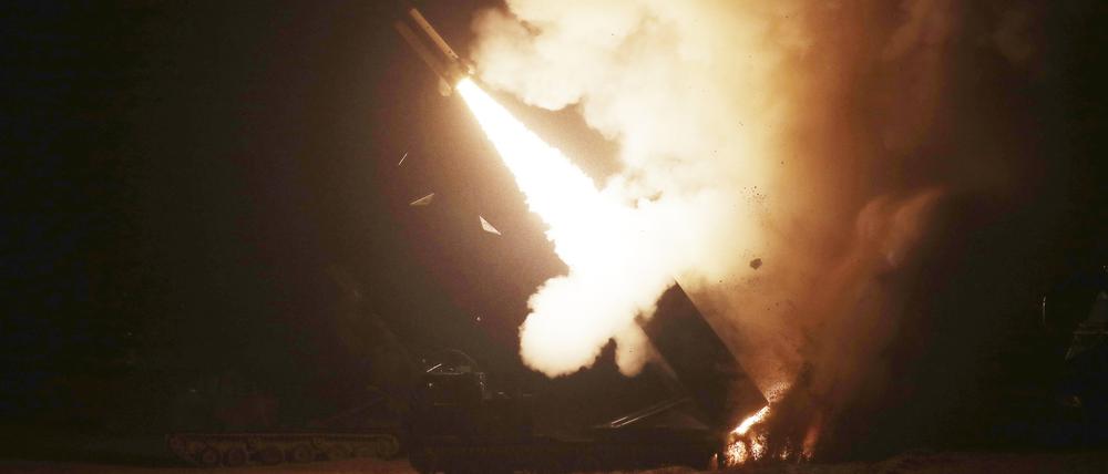 Eine Rakete des Army Tactical Missile Systems (ATACMS) während einer gemeinsamen Militärübung zwischen den USA und Südkorea an einem ungenannten Ort in Südkorea abgefeuert (Symbolbild).