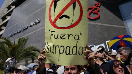 "Tyrann - raus - Usurpator", steht auf dem Plakat eines Demonstranten in Caracas.