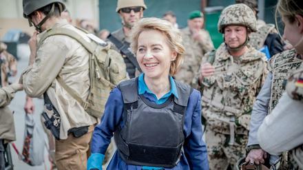 Verteidigungsministerin Ursula von der Leyen (CDU) beim Truppenbesuch in Afghanistan. 