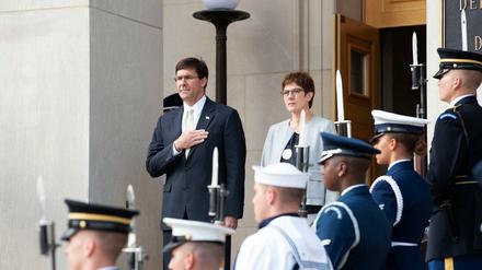 Verteidigungsministerin Annegret Kramp-Karrenbauer (CDU) wird im Pentagon von ihrem US-Kollegen Mark Esper empfangen.