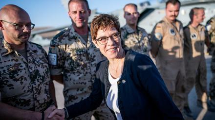 Annegret Kramp-Karrenbauer (CDU), Bundesverteidigungsministerin, spricht mit Bundeswehrsoldaten vor einem Kampfflugzeug vom Typ Tornado. 
