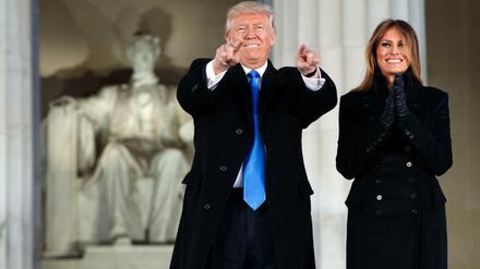 Donald Trump und seine Frau Melania vor dem Lincoln Memorial. 