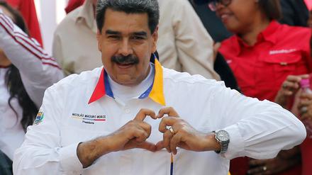 Nicolas Maduro, Präsident von Venezuela, formt ein Herz mit den Händen bei einer Kundgebung. 