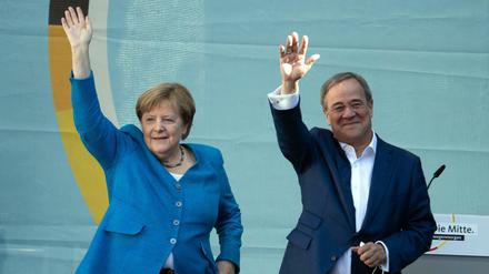 Bundeskanzlerin Angela Merkel (CDU) und Armin Laschet, Bundesvorsitzender der CDU, Spitzenkandidat seiner Partei und Ministerpräsident von Nordrhein-Westfalen, stehen auf der Bühne bei einem gemeinsamen Wahlkampfauftritt.